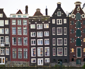 Amsterdam buildings along the cannel that are narrow and multi story